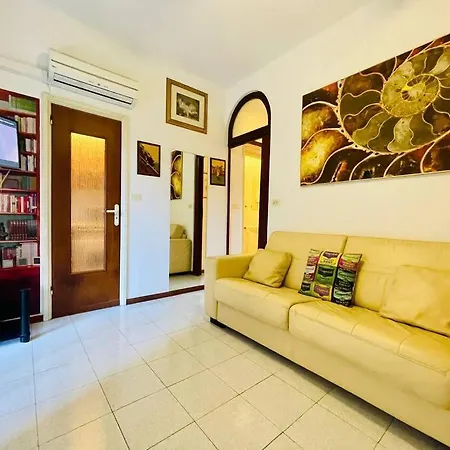 Apartment Cozy 3 Minute Walk To Sea And Center *